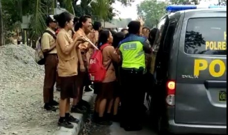 Polisi menggunakan sejumlah kendaraan operasional untuk mengangkut warga telantar akibat aksi mogok massal angkot di Medan, Rabu (13/12).