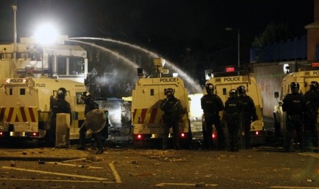  Polisi menggunakan water cannon untuk meredam aksi demonstrasi di Irlandi Utara, 2 September 2012. Sejumlah polisi terluka akibat aksi ini. 