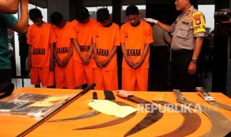 Polisi menghadirkan pelaku dan barang bukti kasus pengeroyokan tawuran antar pelajar saat gelar kasus, di Mapolres Metro Bekasi Kota, Bekasi, Jawa Barat, Selasa (28/8).