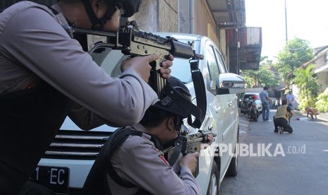 Police stopped and inspected people passing through Niaga Samping Street after an explosion at their headquarters in Surabaya, East Java, Monday (May 14) morning.