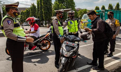 Polisi menghentikan pengendara yang tidak mengenakan masker saat terjaring Operasi Yustisi Pencegahan Covid-19  (ilustrasi)