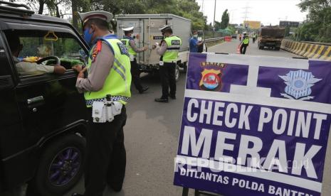 Polisi menghentikan sejumlah kendaraan yang lewat di pintu masuk Pelabuhan Merak di Cilegon, Banten, Selasa (19/5/2020). Menurut petugas sejak pemerintah melarang mudik Idul Fitri sebagai tindakan untuk mencegah penyebaran virus korona, polisi berhasil membuat 942 kendaraan pribadi, yang akan menyebrang ke Sumatera, putar balik