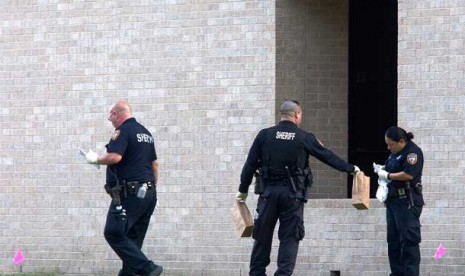 Polisi mengumpulkan barang bukti setelah peristiwa penembakan di kampus Lone Star College, Houston, Selasa (22/1).