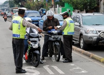 Polisi menilang pengendara motor, ilustrasi