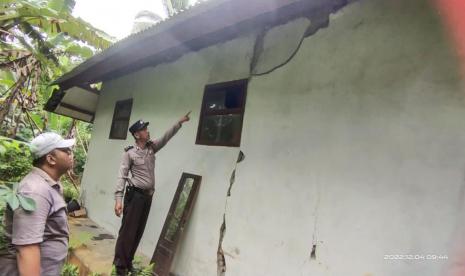 Keretakan rumah warga yang merupakan dampak gempa bumi.