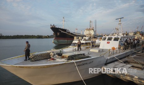 Polisi menjaga kapal Wanderlust berbendera Sierra Leone di Pelabuhan Bea dan Cukai Tanjung Uncang, Batam, Kepulauan Riau, Senin (17/7).