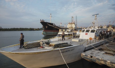 Polisi menjaga kapal Wanderlust berbendera Sierra Leone di Pelabuhan Bea dan Cukai Tanjung Uncang, Batam, Kepulauan Riau, Senin (17/7). Tim gabungan berhasil menangkap Kapal Wanderlust berbendera Sierra Leone pengangkut satu ton narkoba jenis sabu yang tertangkap di Banten beberapa waktu lalu di Perairan Pulau Sambu, Batam Sabtu (15/7). 