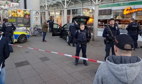 Polisi menjaga lokasi penabrakan mobil ke kawasan pedestrian di Hiedelberg, Jerman, Sabtu (25/2).