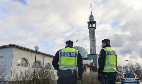 Polisi menjaga masjid di Uppsala, Swedia.