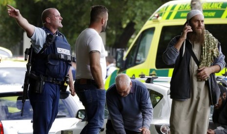 Polisi menjauhkan orang-orang dari luar masjid di Christchurch, Selandia Baru, Jumat (15/3). Penembakan terjadi di Masjid Al Noor saat jamaah sedang menunaikan shalat Jumat.