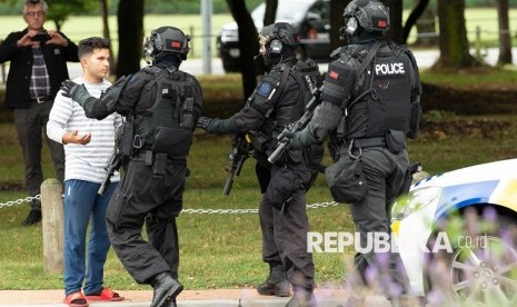 Polisi menjauhkan orang-orang  setelah penembakan yang mengakibatkan banyak kematian dan cedera di Masjid Al Noor di Deans Avenue di Christchurch, Selandia Baru, (15/3 2019). 