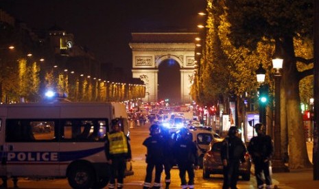 Polisi mensterilkan kawasan Champs Elysees setelah penembakan yang menewaskan seorang polisi dan terduga pelaku di Paris, Prancis, Kamis malam, 20 April 2017.