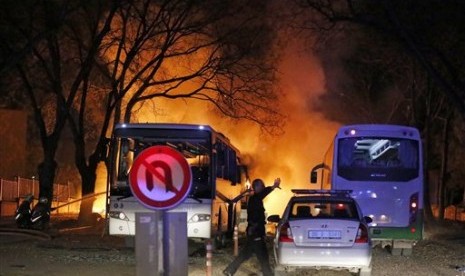 Polisi mensterilkan lokasi ledakan di Ankara, Rabu, 17 Februari 2016.