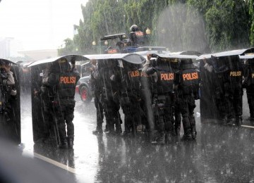 Polisi menunggu aksi demonstrasi mahasiswa anti kenaikan harga BBM di Kawasan Monas, Jakarta, Selasa (27/3). (Republika/Wihdan Hidayat)