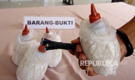 Polisi menunjukan barang bukti bom bondet (bom ikan) dan detonator. (Ilustrasi)