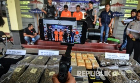 Polisi menunjukan barang bukti narkoba saat rilis di Makopolres Tasikmalaya Kota, Jawa Barat, Kamis (14/3/2019).