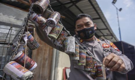 Polres Batang Sita 350 Petasan (ilustrasi).