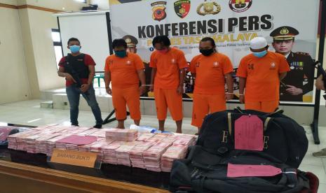 Polisi menunjukan barang bukti uang palsu saat konferensi pers pengungkapan kasus peredaran uang palsu di Polres Tasikmalaya, Rabu, (13/5). Dalam kasus itu, polisi mengamankan barang bukti sebanyak 29.600 lembar uang palsu pecahan Rp 100 ribu. 