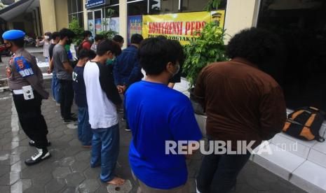 Polisi menunjukan sejumlah pengunjuk rasa yang diamankan saat jumpa pers di Polresta Yogyakarta, D.I Yogyakarta, Jumat (9/10/2020). Polresta Yogyakarta mengamankan 95 orang pengunjuk rasa yang diduga terlibat kericuhan saat unjuk rasa menolak UU Cipta Kerja di Kawasan Malioboro pada Kamis (8/10). 