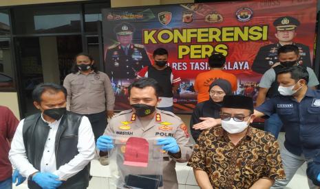 Polisi menunjukkan barang bukti kasus pencabulan yang terjadi di salah satu pesantren di Kabupaten Tasikmalaya, saat konferensi pers di Polres Tasikmalaya, Kamis (16/12). 