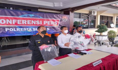 Polisi menunjukkan barang bukti kasus penganiayaan terhadap pengendara motor di Jalan Damai, Ngaglik, Sleman, Senin (27/3/2023). 