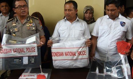 Polisi menunjukkan barang bukti prostitusi daring ketika ungkap kasus di Subdit V Siber Ditreskrimsus Polda Jawa Timur, Kamis (10/01). 