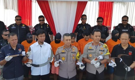 Polisi menunjukkan barang bukti tawuran di Polres Tangsel, Jumat (7/12).