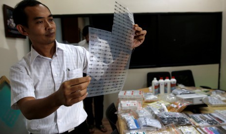 Polisi menunjukkan barang bukti yang disita dalam kasus produksi dan distribusi vaksin palsu di wilayah ibukota Jakarta, Banten dan Jawa Barat di Mabes Polri di Jakarta, Senin (27/6). 