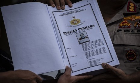 Police have completed revision on Ratna Sarumpaet's case file. The file was shown to the reporters at Jakarta Metro Police Headquarters, Thursday (Jan 10).