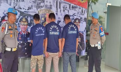 Polisi menunjukkan dua orang security PT KCIC dan satu orang penadah yang mencuri besi-besi di proyek KCIC, Sabtu (6/5/2023).