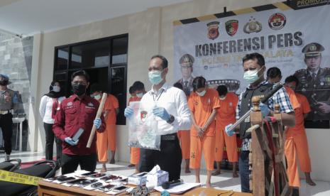 Polisi menunjukkan sejumlah barang bukti judi muncang di Polres Tasikmalaya, Senin (20/4). Dalam kasus itu, polisi menetapkan 10 orang tersangka yang didapati berkerumun dan berjudi mucang saat pandemi Covid-19