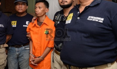 Polisi menunjukkan tersangka Anwar alias Rizal (24 tahun) pelaku pembunuhan siswi MTs saat gelar perkara di Polda Metro Jaya, Rabu (25/11).