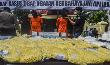 Polisi menunjukkan tersangka beserta barang bukti saat rilis ungkap kasus peredaran atau penyalahgunaan obat-obatan terlarang di Makopolres Kota Banjar, Jawa Barat.