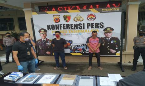 Polisi menunjukkan tersangka dan barang bukti kasus penistaan agama dan ujaran kebencian di Polres Tasikmalaya, Ahad (10/5). Satu tersangka diduga menginjak Alquran dan satu tersangka merekam peristiwa itu kemudian menyebarkan ke media sosial. 