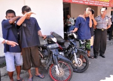 Polisi menunjukkan tiga tersangka pelaku pencurian kendaraan bermotor di bawah umur.