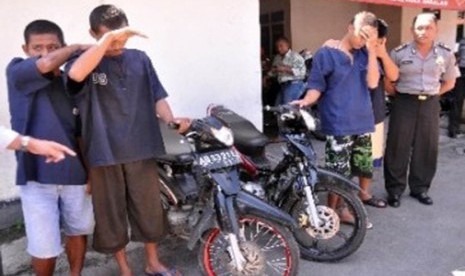 Polisi menunjukkan tiga tersangka pelaku pencurian kendaraan bermotor di bawah umur.