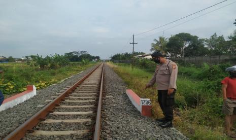 Polisi menunjukkan TKP warga terserempet kereta api (ilustrasi)