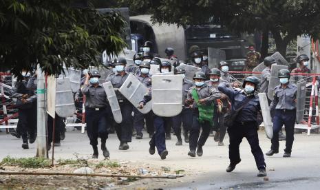 Polisi menuntut maju untuk membubarkan pengunjuk rasa di Mandalay, Myanmar pada hari Sabtu, 20 Februari 2021. Pasukan keamanan di Myanmar meningkatkan tekanan mereka terhadap pengunjuk rasa anti-kudeta pada hari Sabtu, dengan menggunakan meriam air, gas air mata, ketapel dan peluru karet untuk melawan demonstran dan pemogokan dermaga pekerja di Mandalay, kota terbesar kedua di negara itu.