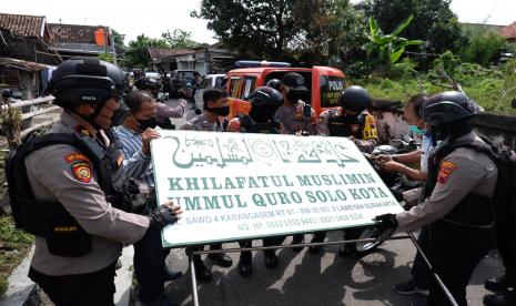 Polisi menurunkan papan bertulis Khilafatul Muslimin dari rumah warga sekaligus kantor cabang kelompok tersebut di Solo, Jawa Tengah, Kamis (9/6/2022). Di Surabaya, Jawa Timur, Polda Jawa Timur juga menetapkan ketua Khilafatul Muslimin Surabaya Raya Aminuddin Mahmud sebagai tersangka. (ilustrasi)