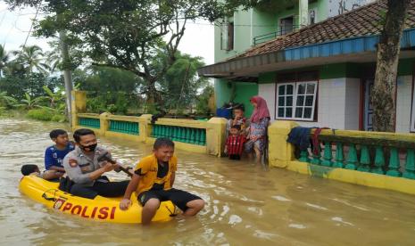 Polisi menurunkan perahu karet untuk membantu mobilisasi warga terdampak banjir di Desa Tanjungsari, Kecamatan Sukaresik, Kabupaten Tasikmalaya, Kamis (14/1). Banjir akibat luapan Sungai Citanduy dan Cikidang di wilayah itu terjadi sejak Rabu (13/1) pagi. Air belum juga surut lantaran pada Rabu malam hujan dengan intensitas tinggi. 