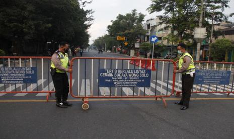 Polisi menutup akses Jalan Slamet Riyadi Solo, Jawa Tengah, Jumat (9/7/2021). Guna mencegah penyebaran virus COVID-19, penutupan jalan tersebut dilakukan sebagai upaya penegakan aturan PPKM Darurat untuk mengurangi mobilitas warga