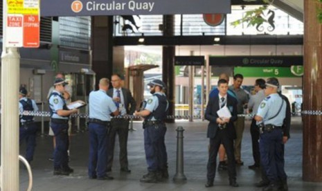 Polisi menutup Circular Quay karena adanya paket mencurigakan, Kamis (22/1) siang.