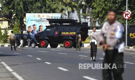  Polisi menutup jalan di depan Polrestabes Surabaya, setelah terjadi ledakan di pintu masuk Polrestabes Surabaya, Senin (14/5).