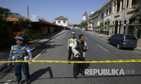  Polisi menutup jalan di depan Polrestabes Surabaya, setelah terjadi ledakan di pintu masuk Polrestabes Surabaya, Senin (14/5).