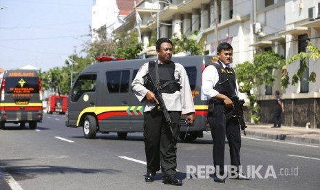  Polisi menutup jalan di depan Polrestabes Surabaya, setelah terjadi ledakan di pintu masuk Polrestabes Surabaya, Senin (14/5).