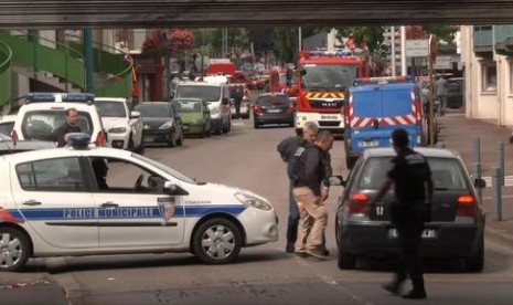 Polisi menutup jalan menuju gereja di Saint-Etienne-du-Rouvray, Normandy, Prancis, saat terjadi penyanderaan, Selasa, 26 Juli 2016. Seorang pendeta tewas dalam penyanderaan tersebut.