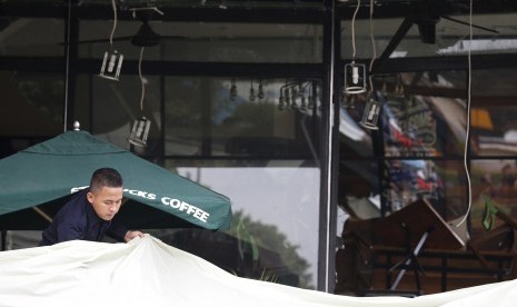 Polisi menutup lokasi terjadinya ledakan dan baku tembak di depan kedai kopi Starbucks di kawasan Sarinah, Thamrin, Jakpus, Jumat (15/1).