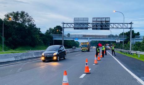 Polisi menutup pintu masuk jalur Puncak, Kabupaten Bogor via tol Jagorawi, Sabtu (31/12/2022). 