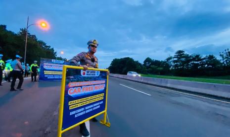 Polisi menutup pintu masuk jalur Puncak, Kabupaten Bogor via tol Jagorawi, Sabtu (31/12/2022).  Car Free Night Dimulai, Polisi Tutup Pintu Masuk Jalur Puncak Via Tol