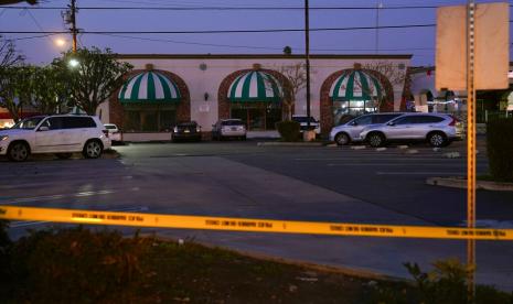 Polisi menutup Star Dance Studio di Monterey Park, California, Ahad, 22 Januari 2023. Seorang pria bersenjata membunuh banyak orang di ballroom studio dansa pada Sabtu (21/1/20223) malam di tengah perayaan Tahun Baru Imlek. 